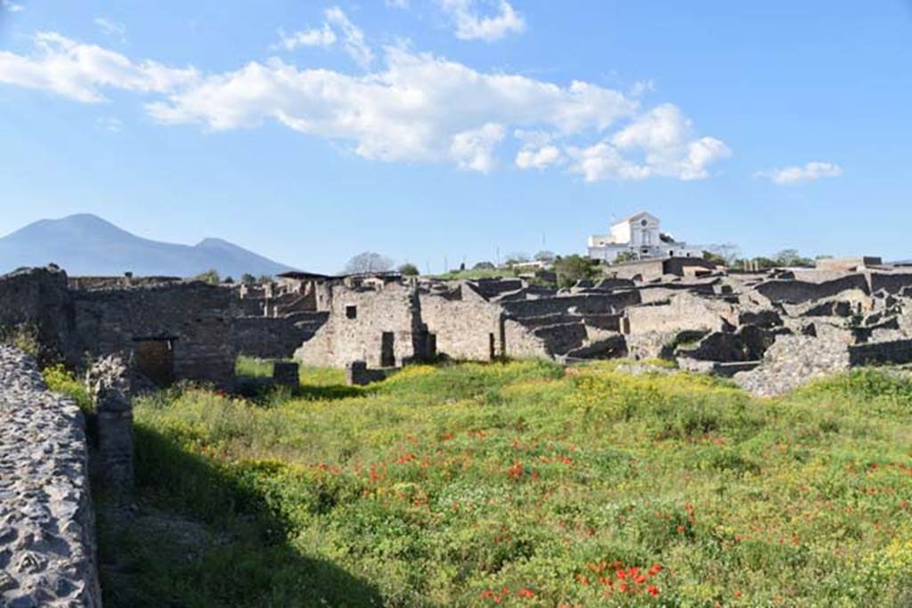 VIII.7.26 Pompeii. April 2018. Looking north-east from large theatre, overlooking the large rear garden.
The atrium can be seen on the left of centre. Photo courtesy of Ian Lycett-King.
Use is subject to Creative Commons Attribution-NonCommercial License v.4 International.