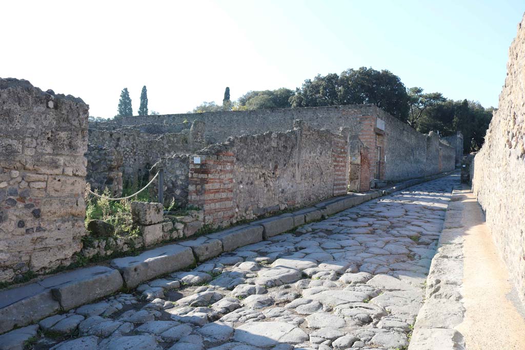 VIII.7.26, Pompeii. December 2018.
Looking towards entrance doorway, on left, on south side of Via del Tempio d’Iside. Photo courtesy of Aude Durand.