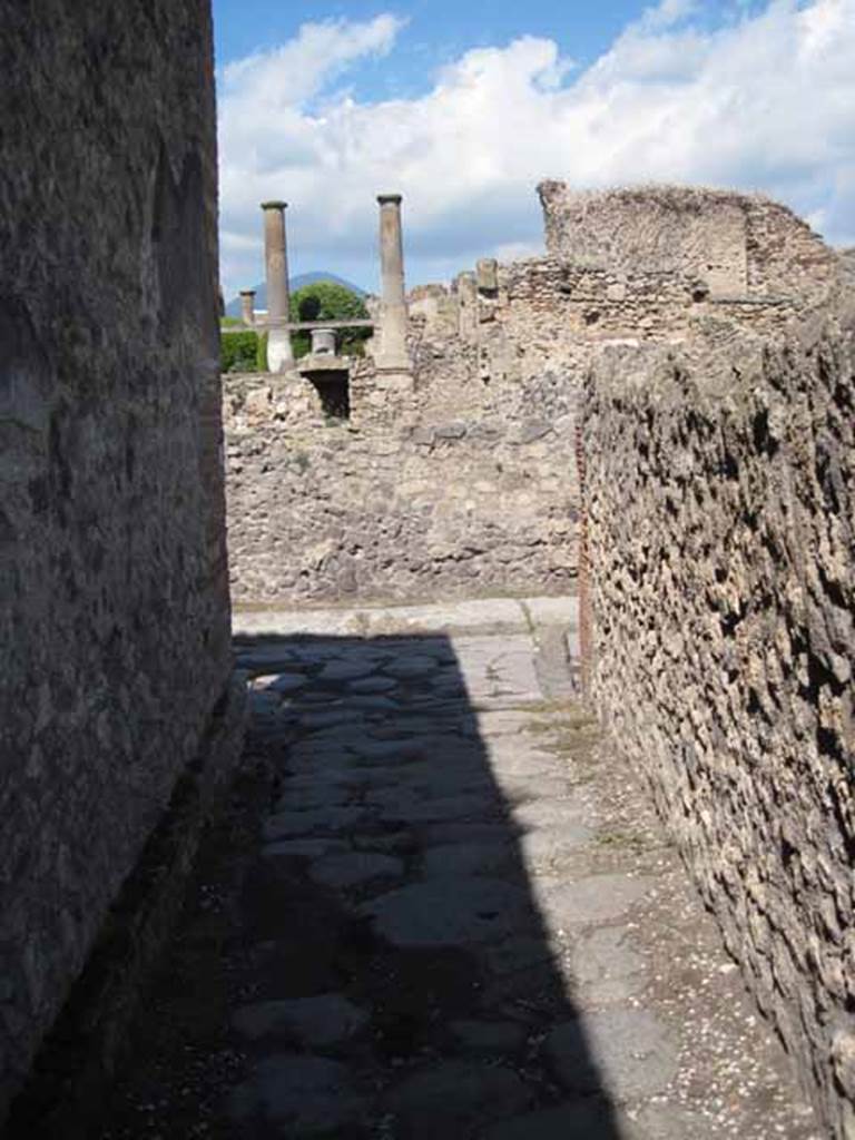 VIII.7.27 Pompeii. September 2010. Entrance to passage looking north onto Via del Tempio d'Iside. Photo courtesy of Drew Baker.