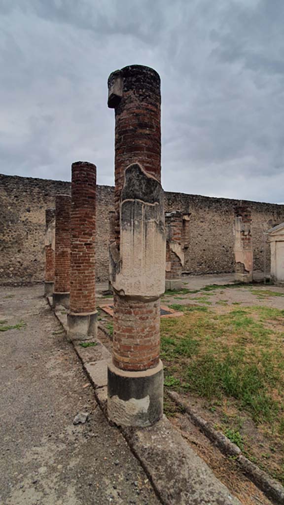 VIII.7.28 Pompeii. August 2021.
Looking east along north portico towards east portico.
Foto Annette Haug, ERC Grant 681269 DÉCOR.