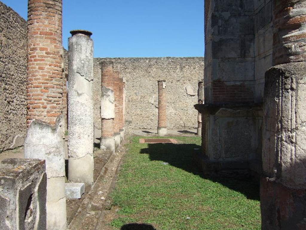 VIII.7.28 Pompeii. December 2007. Looking east along north portico.