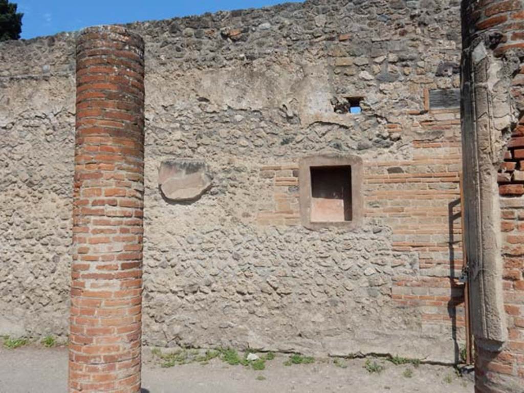 VIII.7.28, Pompeii. May 2015. Looking towards north portico, and niche in north wall.
Photo courtesy of Buzz Ferebee.