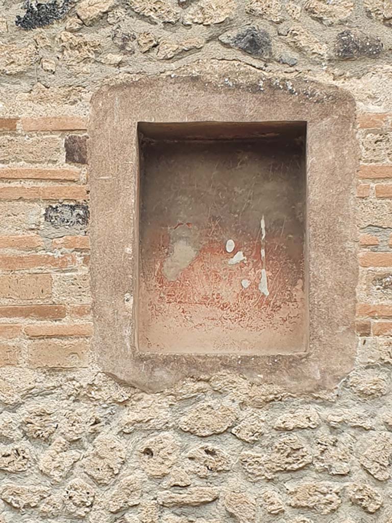 VIII.7.28. August 2021. Niche set into north wall of north portico.
Foto Annette Haug, ERC Grant 681269 DÉCOR.