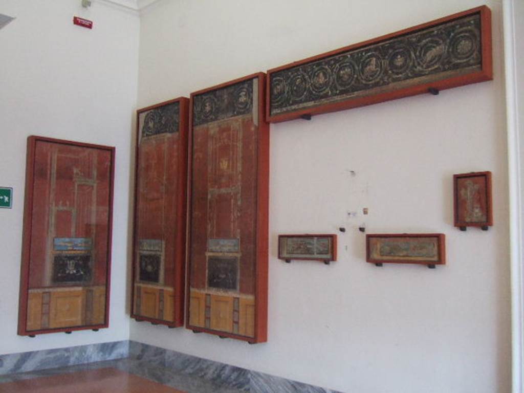 VIII.7.28 Pompeii. North part of portico.
Top right is a fresco with a continuous sequence of scrolls and acanthus scrolls.
Now in Naples Archaeological Museum. Inventory number 8549.