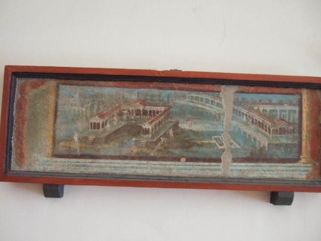 VIII.7.28 Pompeii. Centre of north portico, immediately east of the centre panel (8519).
Marine landscape with a three-sided villa and long porticoed building.
Now in Naples Archaeological Museum. Inventory number 9505.