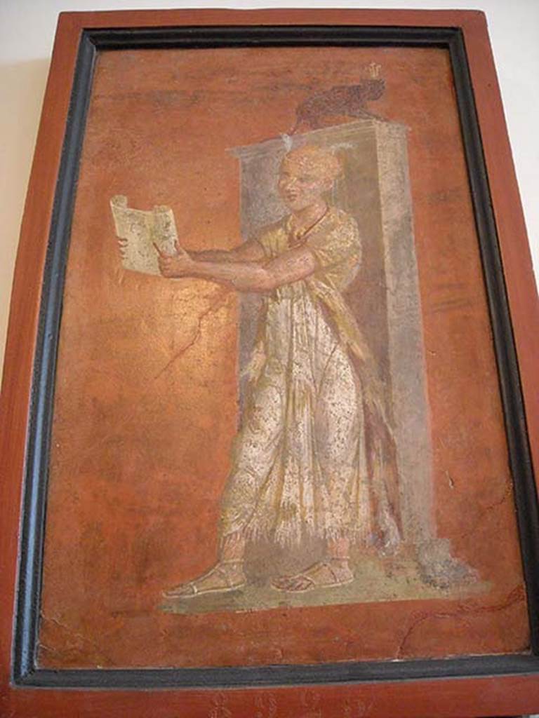 VIII.7.28 Pompeii. East part of north wall of portico.
Priest reading ritual formulae from a papyrus scroll held in his hands.
Now in Naples Archaeological Museum. Inventory number 8925.