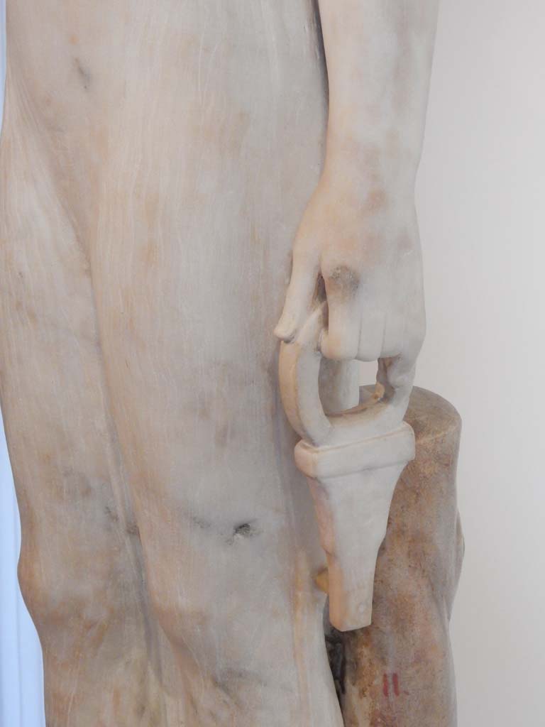 VIII.7.28 Pompeii. June 2019. Detail from marble statue of Isis found in the north-east corner of the portico.
Now in Naples Archaeological Museum. Inventory number 9976.
Photo courtesy of Buzz Ferebee.