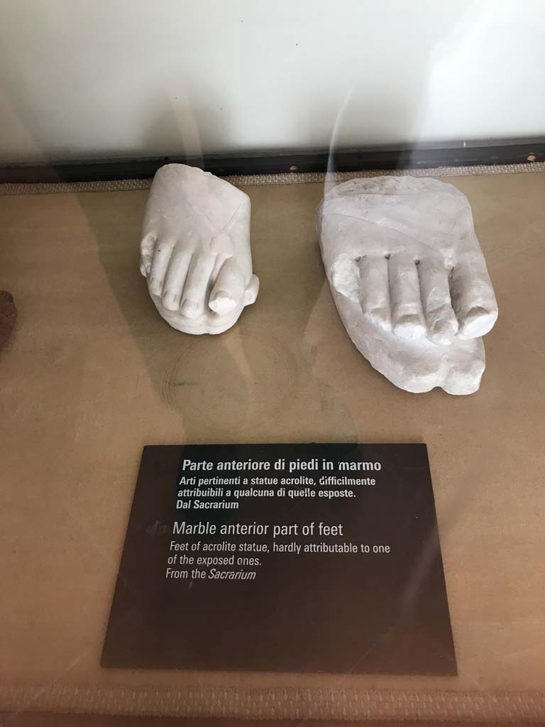 VIII.7.28 Pompeii. April 2019. Front parts of two marble feet found in the Sacrarium.
Now in Naples Archaeological Museum. Inventory number s. n. 5. Photo courtesy of Rick Bauer.