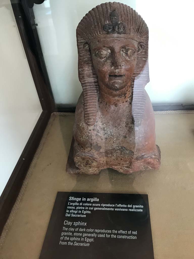VIII.7.28 Pompeii. April 2019. Clay sphinx found in the Sacrarium.
Now in Naples Archaeological Museum. Inventory number 22572. Photo courtesy of Rick Bauer.