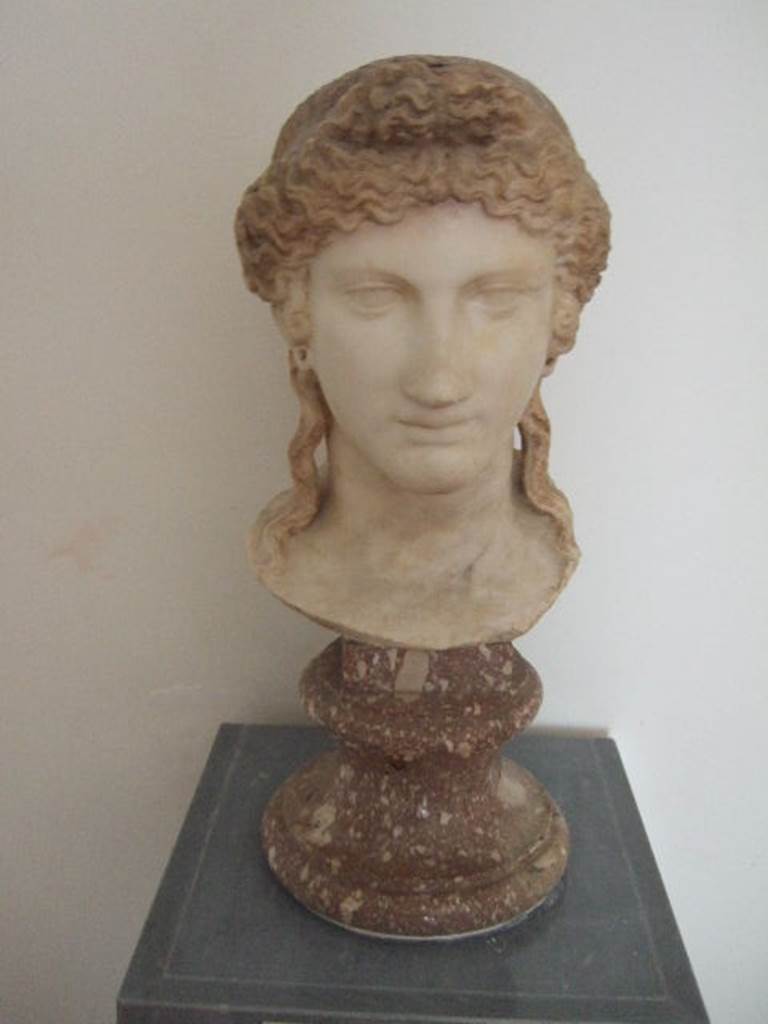 VIII.7.28 Pompeii. Marble head of Isis found in the entrance to the Ekklesiasterion. Now in Naples Archaeological Museum.