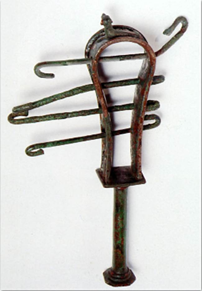 VIII.7.28 Pompeii. The instrument was found on January 4th, 1766 in the Ekklesiasterion.
The sistrum is adorned on the top with a crouched cat and on the sides with lotus flowers.
It was found together with some marble fragments of limbs, among which some of the hand that originally held it and of a marble head of Isis.
Now in Naples Archaeological Museum. Inventory number 2397.
Now in Naples Archaeological Museum. Inventory number 409AE.