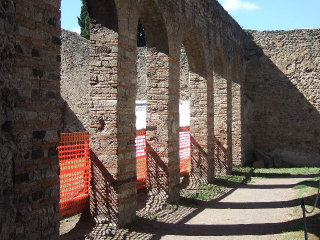 VIII.7.28 Pompeii. December 2007. Open arches leading to Ekklesiasteron (dining area).