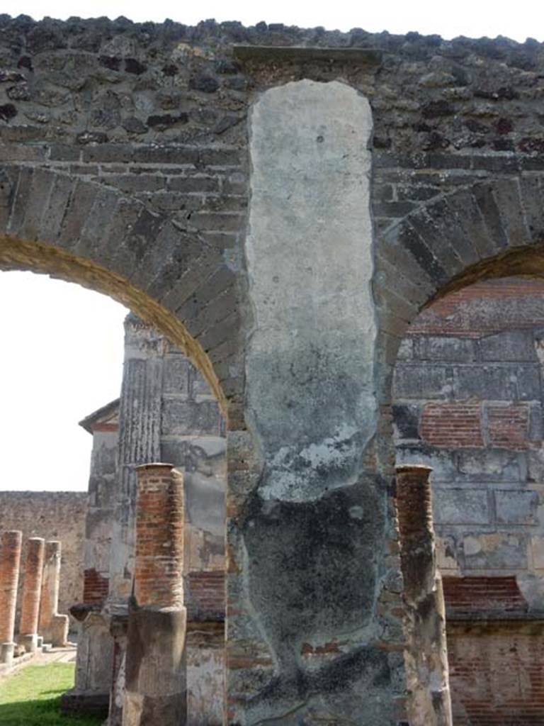 VIII.7.28, Pompeii. May 2015. Remains of decoration on east wall of dining area.
Photo courtesy of Buzz Ferebee.