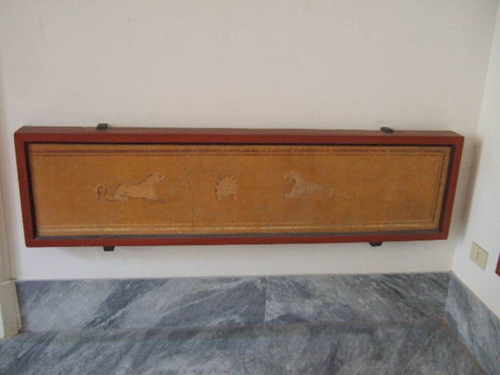 VIII.7.28 Pompeii. Painting of two lionesses found in the zoccolo on the left part of the wall somewhere in the portico.
Now in Naples Archaeological Museum. Inventory number 8544.