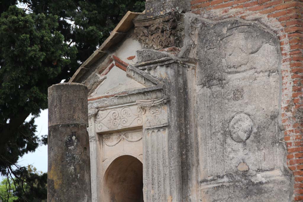 VIII.7.28, Pompeii. April 2014. Stucco decoration above niche on south end of east side. Photo courtesy of Klaus Heese.