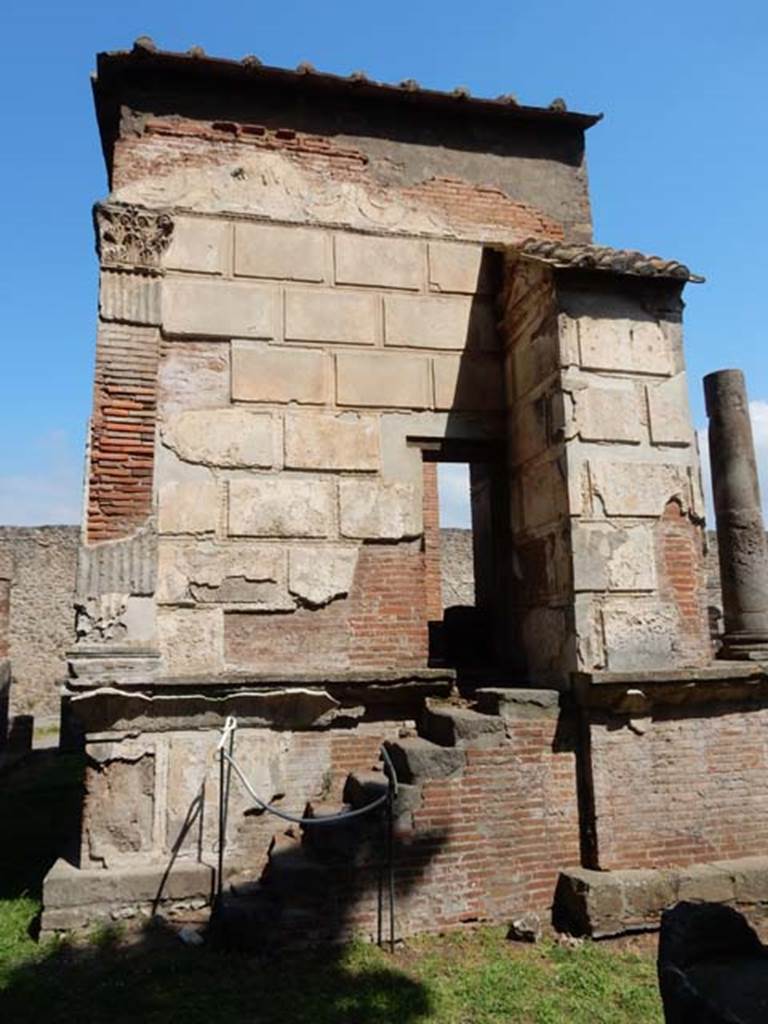VIII.7.28, Pompeii. May 2015. South wall of cella. Photo courtesy of Buzz Ferebee.