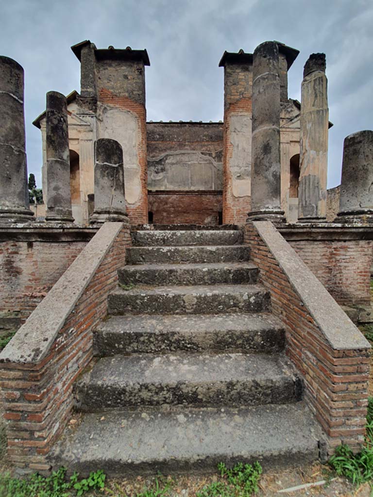 VIII.7.28 Pompeii. August 2021. Temple steps leading up to portico and cella.
Foto Annette Haug, ERC Grant 681269 DÉCOR.