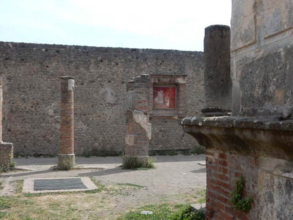 VIII.7.28 Pompeii. May 2017. Looking towards east portico and niche.
Photo courtesy of Buzz Ferebee.