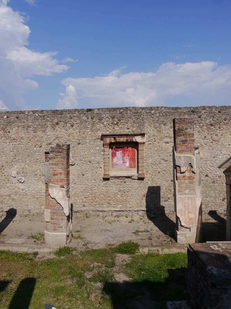 VIII.7.28 Pompeii. September 2018. East portico with pilasters and niche with reproduction painted panel.
Foto Anne Kleineberg, ERC Grant 681269 DÉCOR.