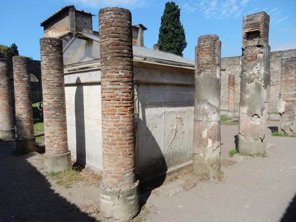 VIII.7.28, Pompeii. May 2015. Purgatorium and south-east corner of portico.
Photo courtesy of Buzz Ferebee.