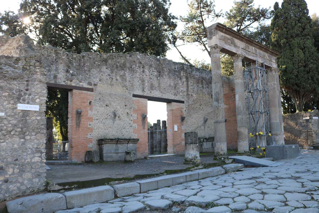 VIII.7.30, Pompeii. December 2018.
Looking towards entrances on south side of Via del Tempio d’Iside. Photo courtesy of Aude Durand.