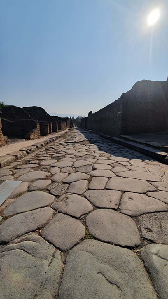 VIII.4 Pompeii, on left. July 2021.
Via del Tempio d’Iside from entrance to Triangular Forum. VIII.7.30, on right.
Foto Annette Haug, ERC Grant 681269 DÉCOR.
