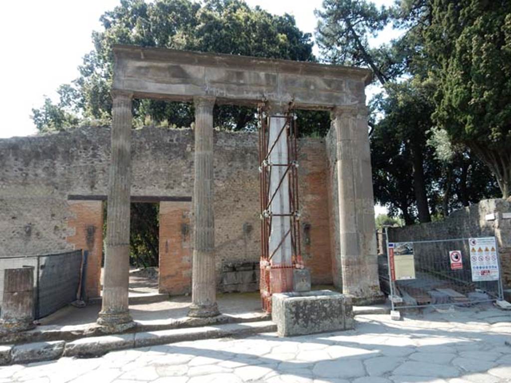 VIII.7.30 Pompeii. May 2015. Looking across Via del Tempio d’Iside to entrance, fountain and Via dei Teatri. Photo courtesy of Buzz Ferebee.