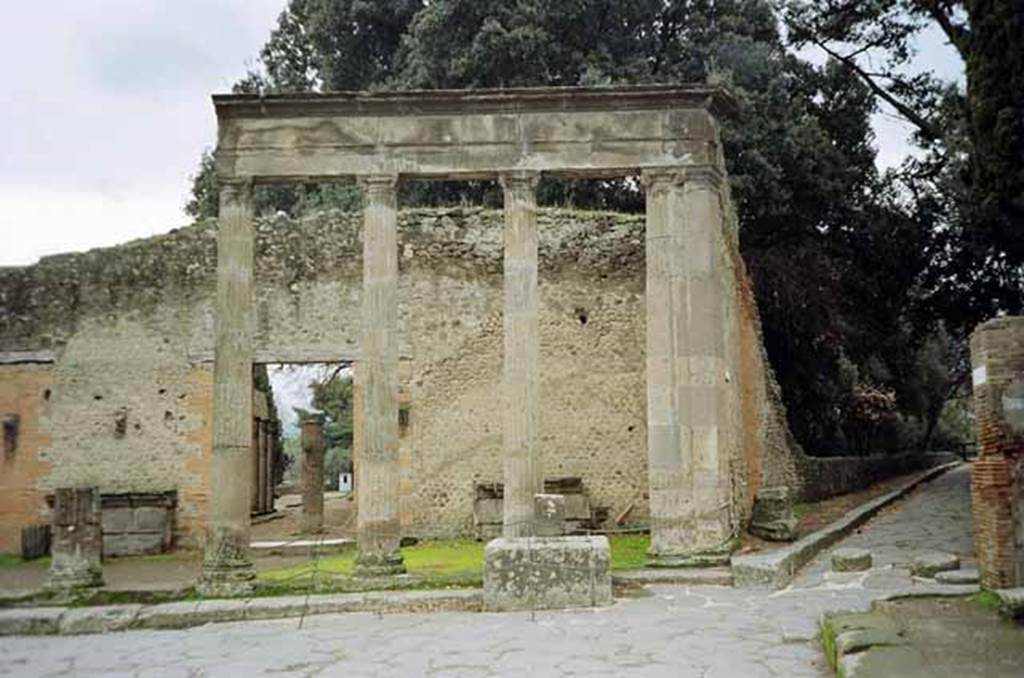VIII.7.30 Pompeii. May 2010. Looking across Via del Tempio d’Iside to entrance, fountain and Via dei Teatri, south end on right.
Photo courtesy of Rick Bauer.