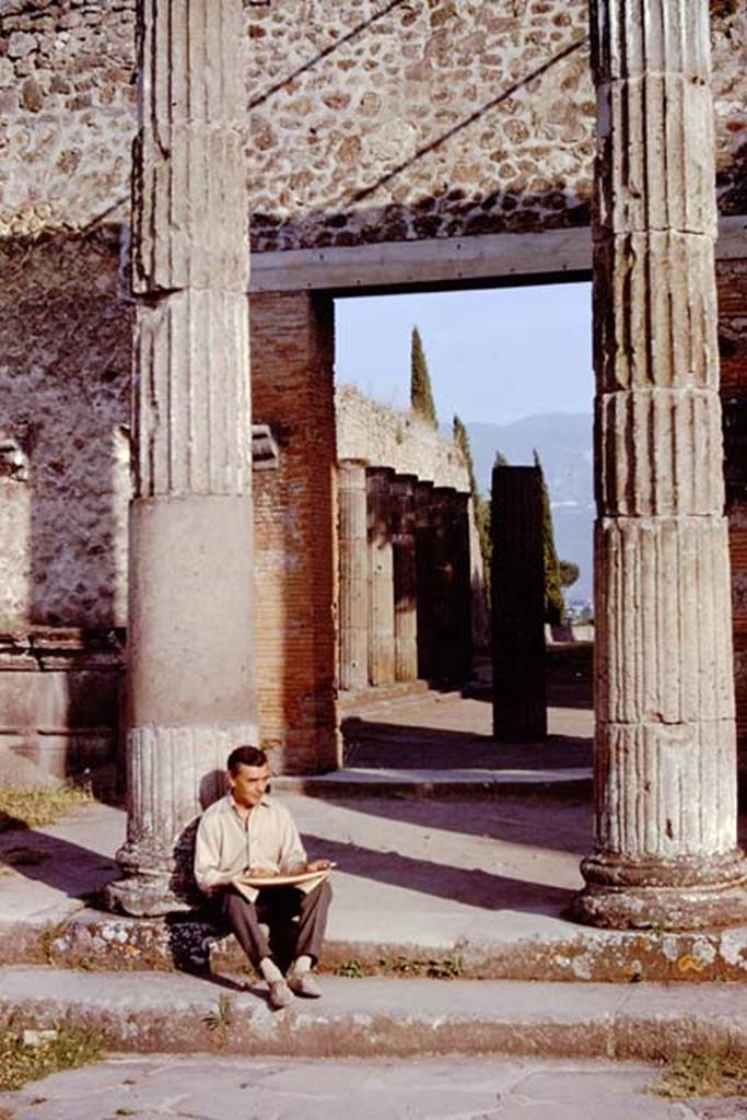 VIII.7.30 Pompeii. 1961. Miroslav Sasek sketching for Wilhelmina’s book – Letters from Pompeii.
Photo by Stanley A. Jashemski.
Source: The Wilhelmina and Stanley A. Jashemski archive in the University of Maryland Library, Special Collections (See collection page) and made available under the Creative Commons Attribution-Non Commercial License v.4. See Licence and use details.
J61f0736