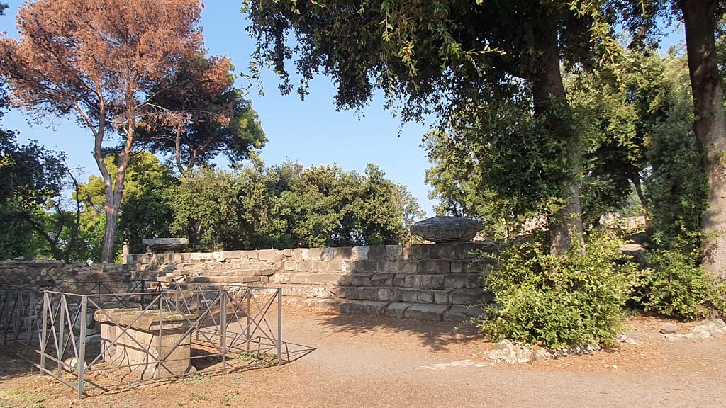 VIII.7.31 Pompeii. July 2021. Looking across the altars to the east side of the Doric Temple.
Foto Annette Haug, ERC Grant 681269 DÉCOR.
As we have identified the top end of the triangular Forum as being on the north side, this Temple does not conform to the same position.
We call the side leading from the Schola (the north-west corner) to the side nearest the north end of the Triangular Forum (north-east corner) – as the North side. Please note that others may indicate this as being the West side.
The same obviously applies to the above photo, we call it the South side with the steps, to others it may be the East side.