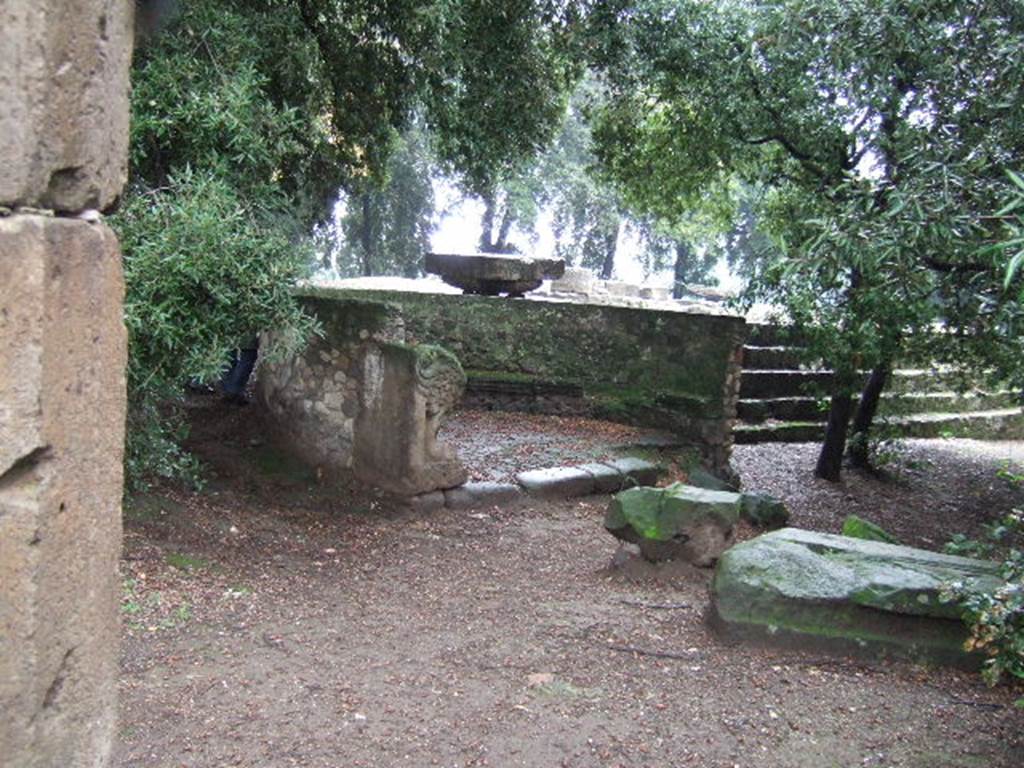 VIII.7.33 Pompeii Triangular Forum. December 2005. Semi circular stone bench or schola with lions’ feet next to thesouth- west corner of the temple.