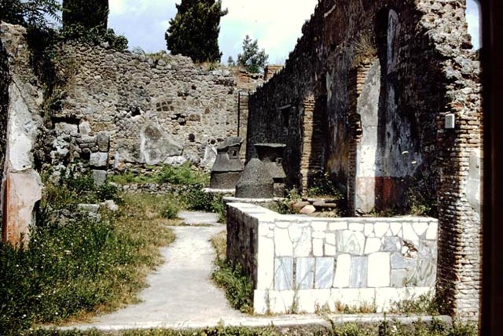 IX.1.3 Pompeii. 1959. Entrance, looking east. Photo by Stanley A. Jashemski.
Source: The Wilhelmina and Stanley A. Jashemski archive in the University of Maryland Library, Special Collections (See collection page) and made available under the Creative Commons Attribution-Non Commercial License v.4. See Licence and use details.
J59f0113