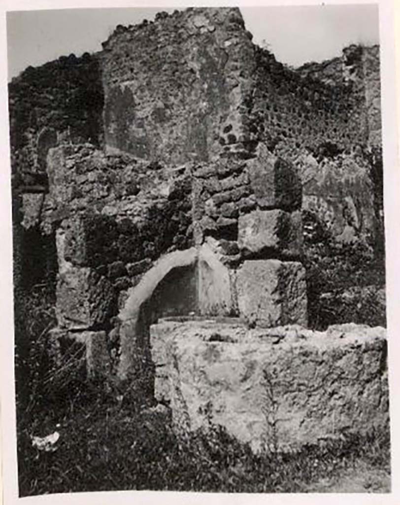 IX.1.3 Pompeii. Pre-1943.
According to Warscher, this photo shows a structure on “the north-east corner of the second division.”
She wrote, “If I am not mistaken here are the remains of a kneading trough.”
See Warscher, T. Codex Topographicus Pompeianus, IX.1. (1943), Swedish Institute, Rome. (no.8), p. 21.