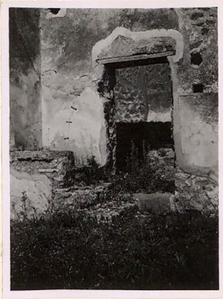 IX.1.4 Pompeii. Pre-1943. Looking towards staircase in north-east corner of shop. Photo by Tatiana Warscher.
She described this as -
“The doorway to the small rear room “b” and the stairs that demonstrated that there were rooms on the upper floor.”
See Warscher, T. Codex Topographicus Pompeianus, IX.1. (1943), Swedish Institute, Rome. (no.16), p. 29.