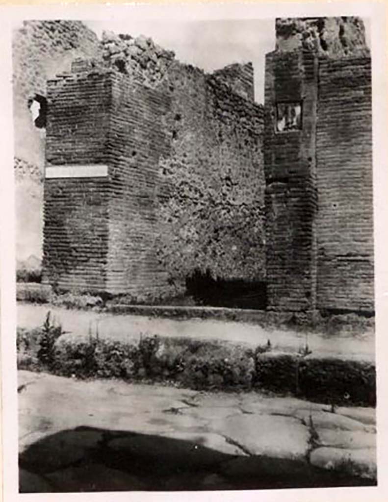 IX.1.5 Pompeii. Pre-1943. Looking towards entrance doorway and north side of entrance corridor.
Photo by Tatiana Warscher.
See Warscher, T. Codex Topographicus Pompeianus, IX.1. (1943), Swedish Institute, Rome. (No.19a), p. 33.