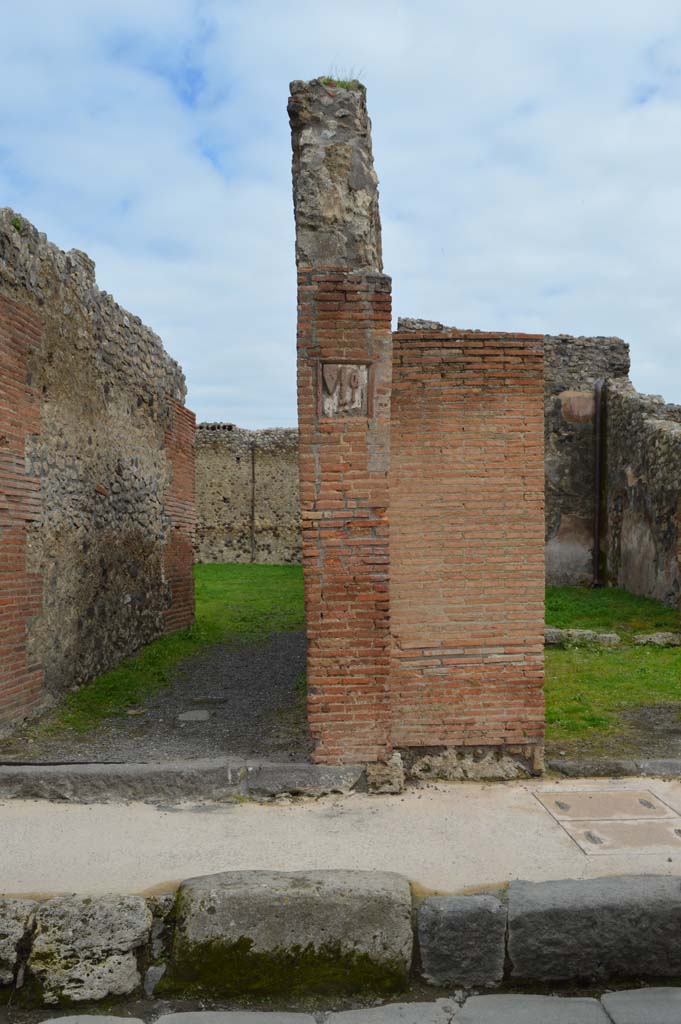 IX.1.5 Pompeii. March 2018. South side of doorway, pilaster with plaque.
Foto Taylor Lauritsen, ERC Grant 681269 DÉCOR.