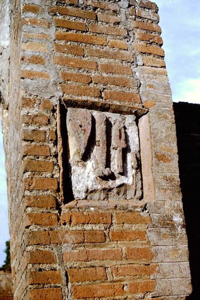 IX.1.5 Pompeii. 1964. Plaque on pilaster on south side of doorway. Photo by Stanley A. Jashemski.
Source: The Wilhelmina and Stanley A. Jashemski archive in the University of Maryland Library, Special Collections (See collection page) and made available under the Creative Commons Attribution-Non Commercial License v.4. See Licence and use details.
J64f1328