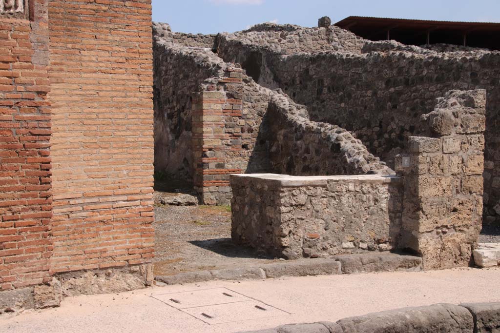 IX.1.6 Pompeii. September 2021.
Looking south-east across bar room from entrance, towards doorway to rear room. Photo courtesy of Klaus Heese.