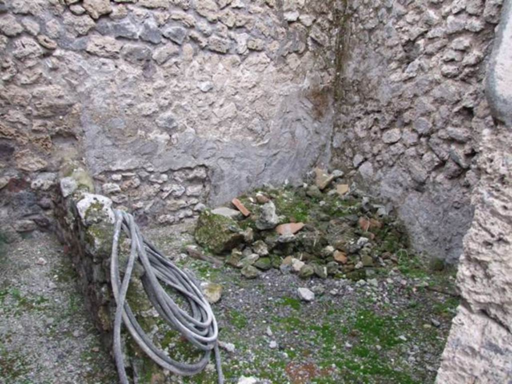 IX.1.7 Pompeii. December 2007. Looking towards east wall, on left, through doorway. This was a cubiculum with stairs to the kitchen, according to Fiorelli, in the south-east corner of atrium.
According to Eschebach, this was the kitchen and latrine, with stairs to the upper floor above an “apotheca”.
See Eschebach, L., 1993. Gebäudeverzeichnis und Stadtplan der antiken Stadt Pompeji. Köln: Böhlau, (p.399).