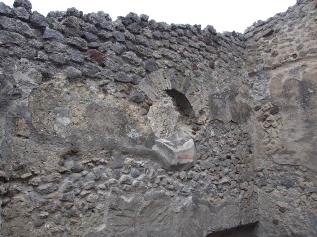 IX.1.7 Pompeii. December 2007. Cubiculum. West wall with circular window over looking garden area.
