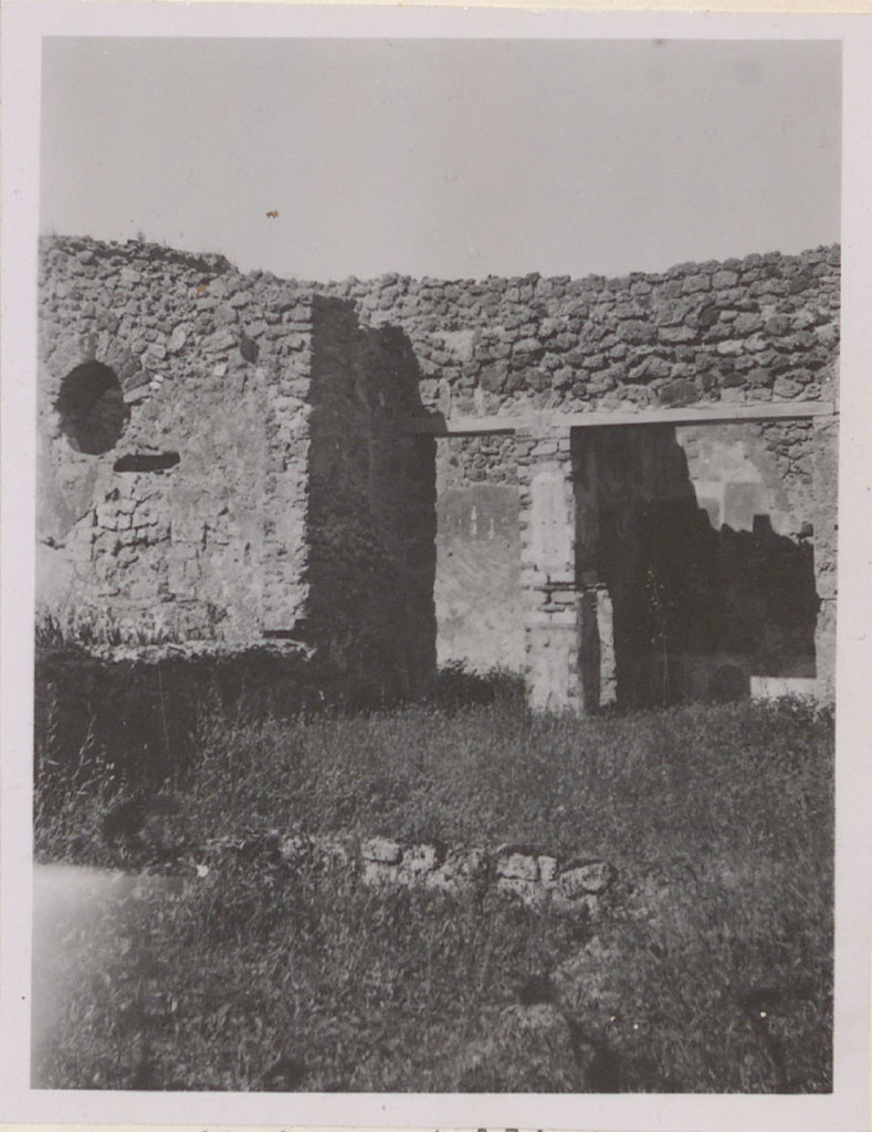 IX.1.7 Pompeii. Pre 1942. Looking towards north-west corner of atrium.
Doorway to cubiculum, on left; doorway to small tablinum, on right.
See Warscher, T. 1942. Catalogo illustrato degli affreschi del Museo Nazionale di Napoli.Sala LXXIX. Vol.1. Rome, Swedish Institute