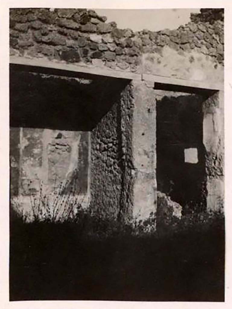 IX.1.7 Pompeii. Pre 1943. Looking towards south-east corner of atrium.
Doorway to small tablinum, on left, doorway to small room – either kitchen/latrine or cubiculum.
Photo by Tatiana Warscher.
See Warscher, T. Codex Topographicus Pompeianus, IX.1. (1943), Swedish Institute, Rome. (no.30), p. 50.