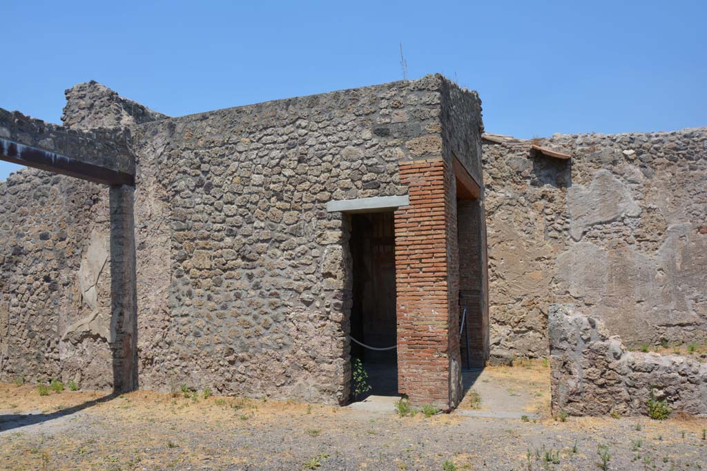 IX.1.7 Pompeii. July 2017. Atrium, looking north to doorway to triclinium, in centre.
Foto Annette Haug, ERC Grant 681269 DÉCOR.