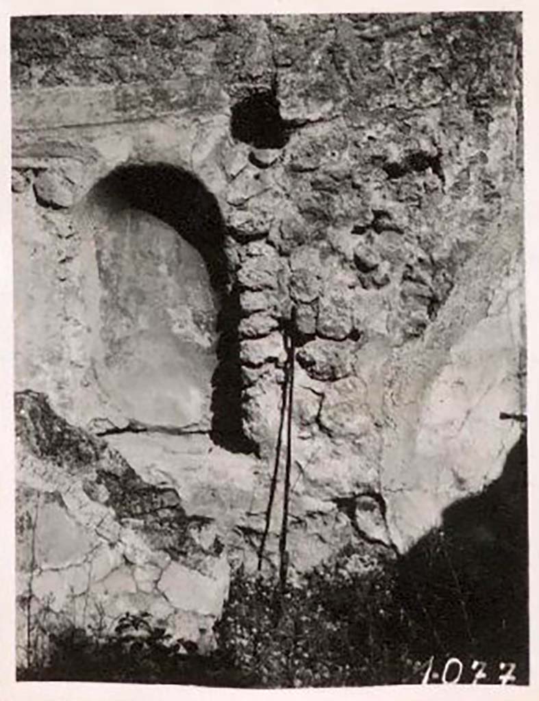 IX.1.11 Pompeii. Pre 1943. Photo by Tatiana Warscher. According to Warscher, this was a typical latrine.
See Warscher, T. Codex Topographicus Pompeianus, IX.1. (1943), Swedish Institute, Rome. (no.47), p. 78.