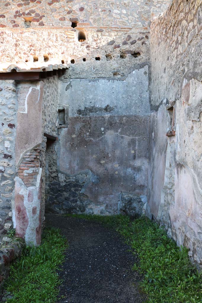 IX.1.12 Pompeii. December 2018.
Looking east along south portico of peristyle. Photo courtesy of Aude Durand.