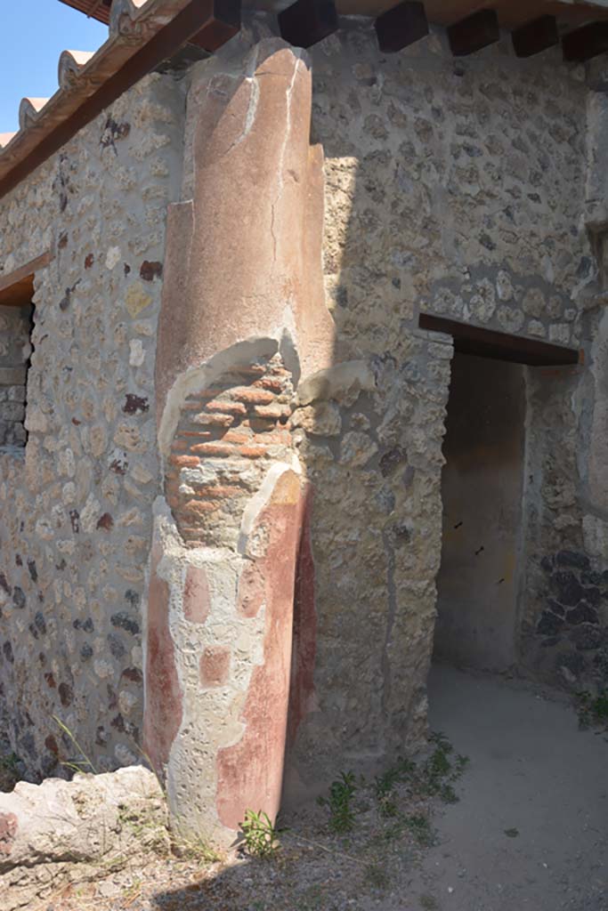 IX.1.12 Pompeii. July 2017.
Masonry column covered with stucco in north wall of south portico next to doorway to cubiculum.
Foto Annette Haug, ERC Grant 681269 DÉCOR.