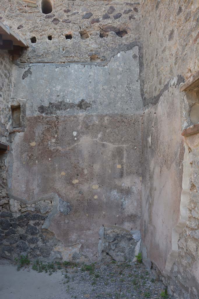 IX.1.12 Pompeii. July 2017. Looking towards east wall of south portico of peristyle.
Foto Annette Haug, ERC Grant 681269 DÉCOR.
