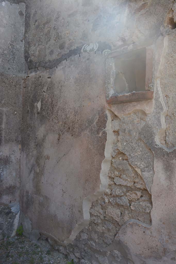 IX.1.12 Pompeii. July 2017. Looking towards south wall in south-east corner of south portico.
Foto Annette Haug, ERC Grant 681269 DÉCOR.