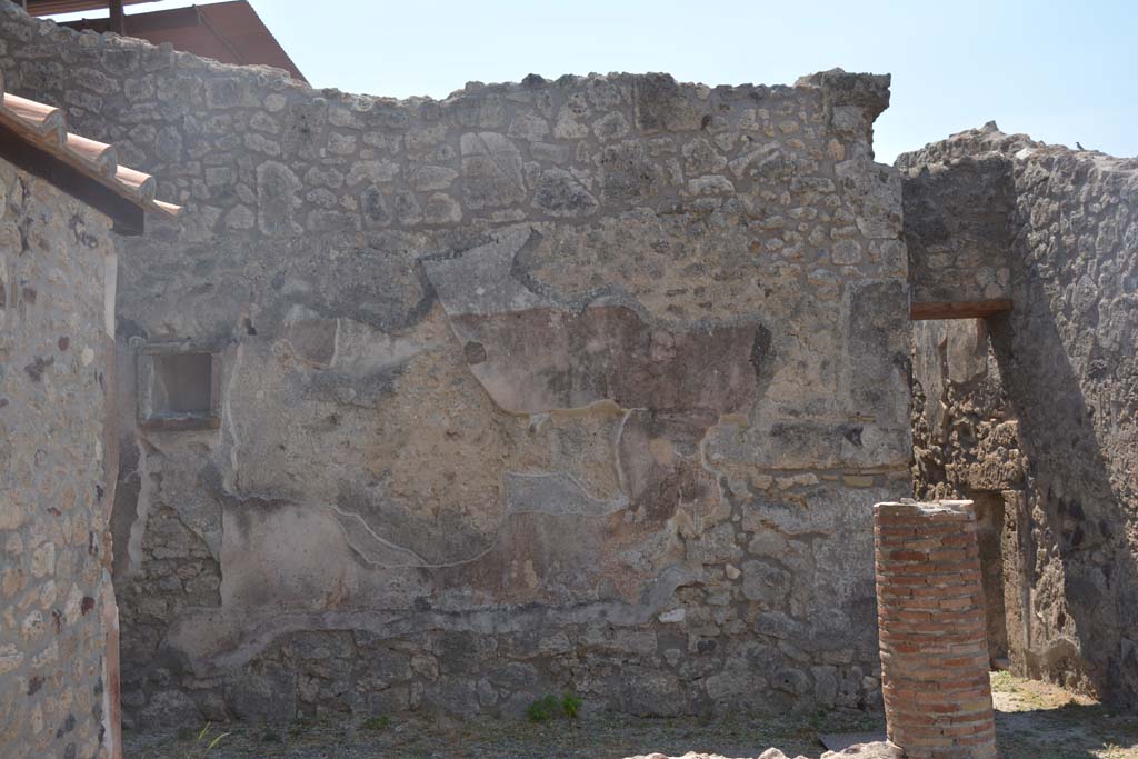 IX.1.12 Pompeii. July 2017. Looking towards south wall with niche in south portico of peristyle garden.
Foto Annette Haug, ERC Grant 681269 DÉCOR.