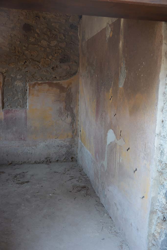 IX.1.12 Pompeii. July 2017.
Looking north along east wall of cubiculum on east side of peristyle.
Foto Annette Haug, ERC Grant 681269 DÉCOR.